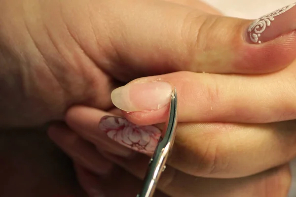 Estudiante Los Cursos Formación Una Manicura Prepara Mano Una Cliente — Foto de Stock