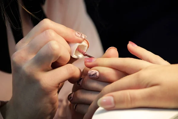 Estudiante Los Cursos Formación Manicura Aplica Cáscara Gel Color Color — Foto de Stock