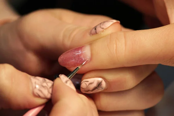 Een Student Aan Opleiding Cursussen Van Manicure Kleur Gel Shell — Stockfoto