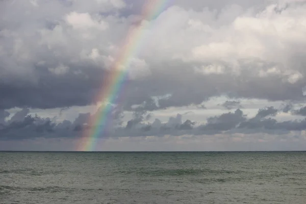 Un arco iris cayendo sobre el Mar Negro . — Foto de Stock