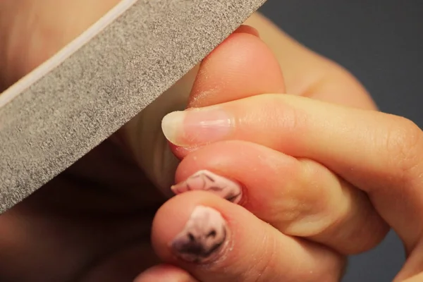 Estudiante Los Cursos Formación Una Manicura Prepara Mano Una Cliente — Foto de Stock