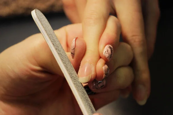 Estudiante Los Cursos Formación Una Manicura Prepara Mano Una Cliente — Foto de Stock