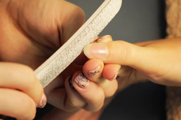 Estudiante Los Cursos Formación Una Manicura Prepara Mano Una Cliente — Foto de Stock