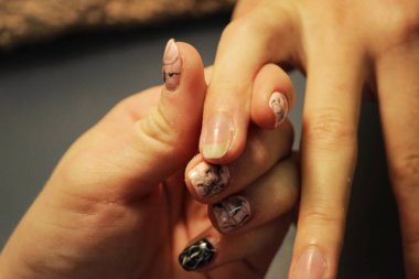 Bir öğrenci bir manikür eğitim kursları, Bayan istemci el bir dosya ile gomalak uygulamadan önce hazırlar