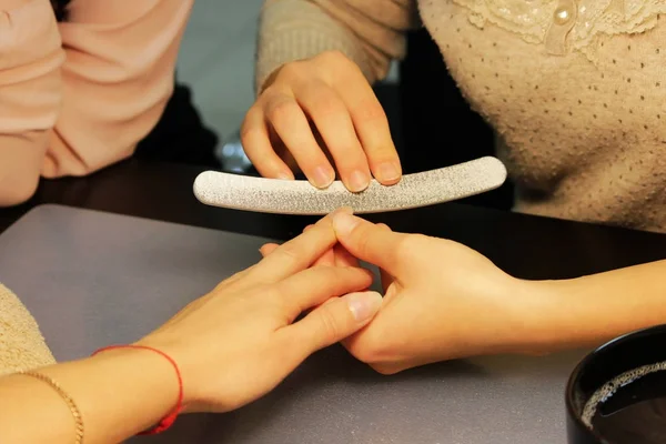 Student Szkolenia Manicure Przygotowuje Ręce Klienta Pani Pliku Przed Zastosowaniem — Zdjęcie stockowe