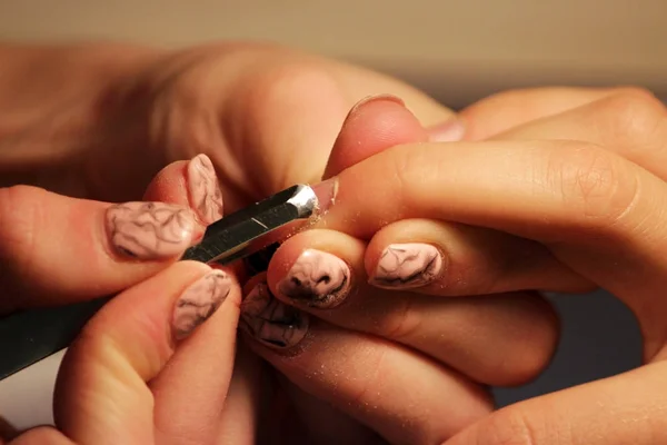 Estudiante Los Cursos Formación Una Manicura Prepara Mano Una Cliente — Foto de Stock