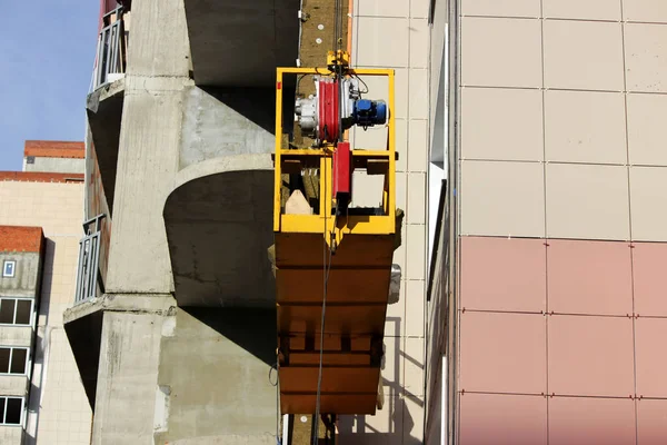 Work Yellow Front Two Suspended Cradle Workers Newly Built High — Stock Photo, Image