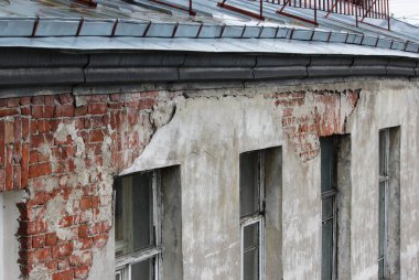 Galvanizli çarşaflarla kaplı eski tuğla evlerin çatıları. Saint-Petersburg, Rusya.