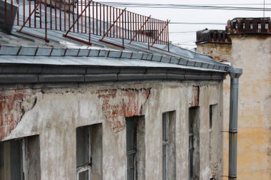 Galvanizli çarşaflarla kaplı eski tuğla evlerin çatıları. Saint-Petersburg, Rusya.
