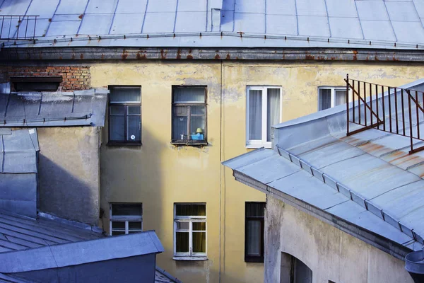 Galvanizli Çarşaflarla Kaplı Eski Tuğla Evlerin Çatıları Saint Petersburg Rusya — Stok fotoğraf