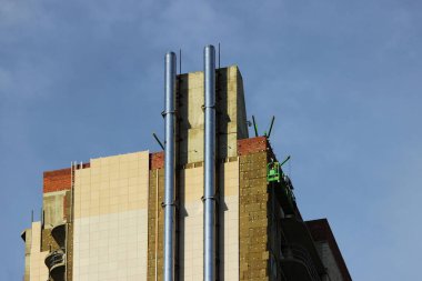 Yeni inşa edilmiş bir ev borularda. duvar yapısı ile döşeli yalıtılmış yanmaz malzeme bazalt lif