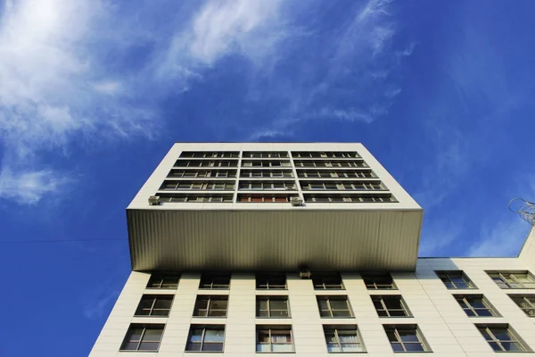 Pencereler Mavi Gökyüzüne Karşı Ofis Binası — Stok fotoğraf
