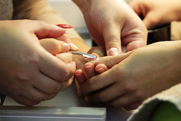 Student Szkoleniach Manicure Przygotowuje Rękę Klientki Narzędziem Skrobania Skrobaka Przed — Zdjęcie stockowe