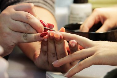 Gomalak uygulamadan önce bir Bayan istemci kazıma kazıyıcı için aracı ile el manikür eğitim kursları, manikürcü hazırlar