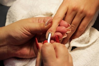 Gomalak uygulamadan önce bir Bayan istemci kazıma kazıyıcı için aracı ile el manikür eğitim kursları, manikürcü hazırlar