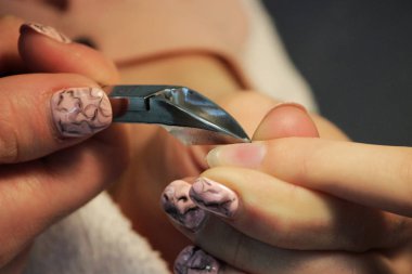 Eğitim kursları öğrenci hazırlamak kolu çivi kerpeten cuticles yardımıyla gomalak uygulamadan önce