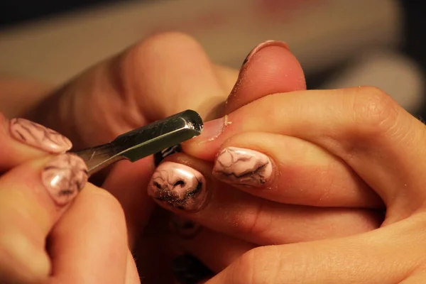 Een Student Aan Opleiding Van Een Manicure Bereidt Hand Van — Stockfoto