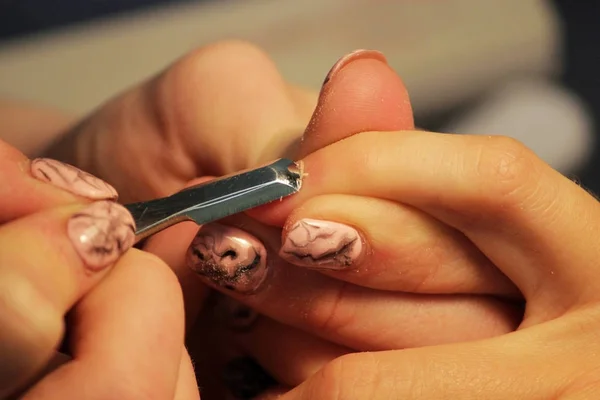 Uno Studente Corsi Formazione Una Manicure Prepara Mano Una Cliente — Foto Stock