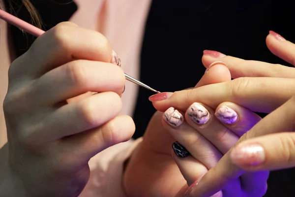 Een Student Aan Opleidingen Van Manicure Vacht Nagel Lak Kleur — Stockfoto