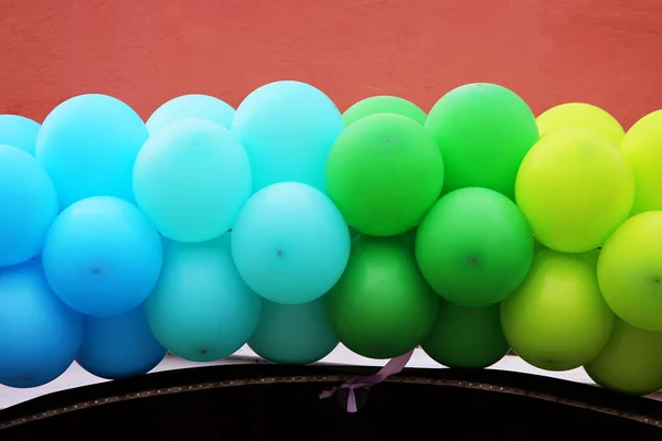 Muitos Balão Colorido Como Arco Íris Adornam Entrada Para Café — Fotografia de Stock