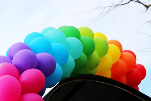 虹のような多くのカラフルな気球が開くときにカフェへの入り口を飾る — ストック写真