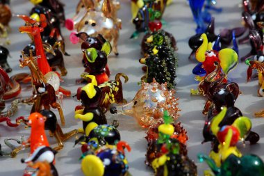 Renkli camlardan hayvan şeklinde minyatür cam oyuncaklar.