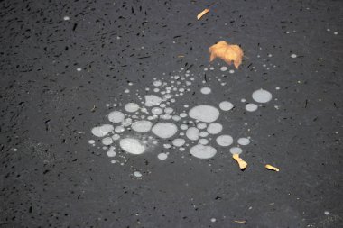 Göl kışın donmuş büyük ve küçük baloncuklar bir sürü buz kaplı. ilginç görüntü.