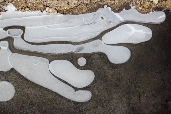 Charco, cubierto de hielo con burbujas congeladas en invierno. imagen interesante . —  Fotos de Stock