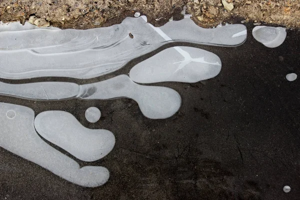 Charco, cubierto de hielo con burbujas congeladas en invierno. imagen interesante . —  Fotos de Stock