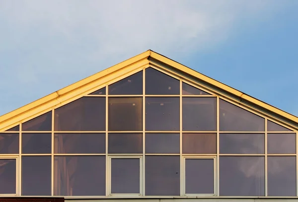 Muchas ventanas grandes de cristal en la casa sobre un fondo azul del cielo . — Foto de Stock