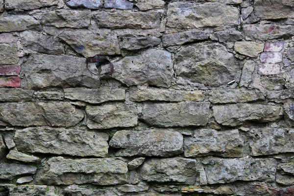 Historiska murverk i form av en förfallen vägg. — Stockfoto