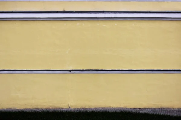 Varias rayas blancas horizontales en el fondo de la pared enlucida beige . — Foto de Stock