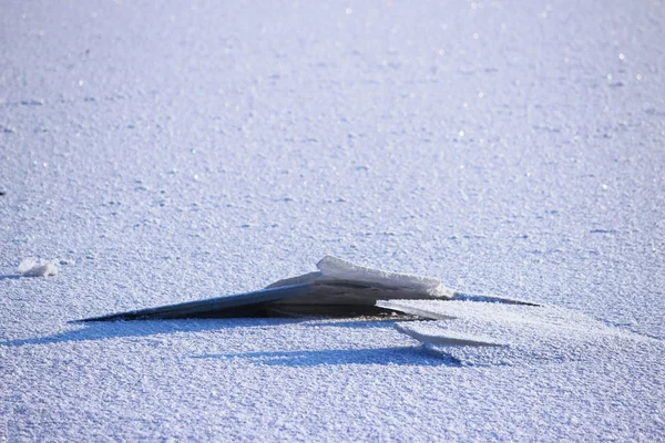 Фон свежего белого снега зимой на открытом воздухе на поверхности реки покрыты льдом. замерзает на реке Северная Двина. начало замерзания и первый сломанный лед . — стоковое фото