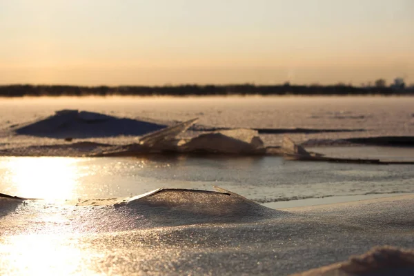 新鮮な白い雪冬川の表面に屋外の背景は氷で覆われています。セベルナヤ ドヴィナ川の凍結。フリーズと最初の壊れた氷の始まり. — ストック写真