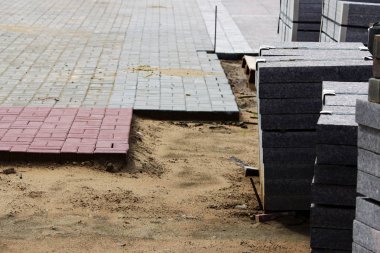 kaldırım döşeme sitesinde palet üzerinde inşaat işleri için birçok curbs Kent Meydanı tabaka ve fayans kum tabakası koydu.