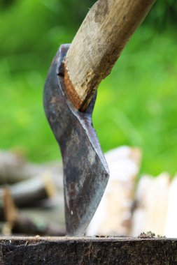 Keskin bir bıçak bir ahşap takoz ortaya sopalarla bir balta. rustik konsepti.