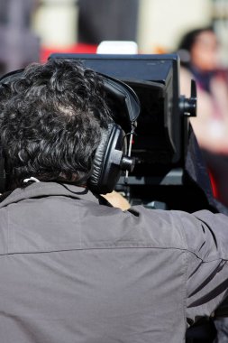 profesyonel kameramanların video kamerada Gatchina, Leningrad Region Rusya orkestra eşliğinde bir konser vuruyor..