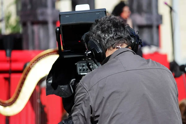 profesyonel kameramanların video kamerada Gatchina, Leningrad Region Rusya orkestra eşliğinde bir konser vuruyor..