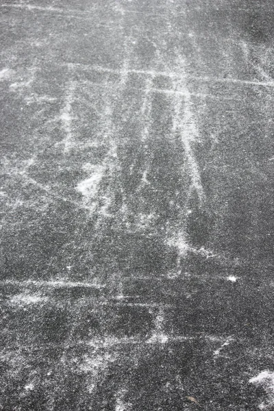 Tło świeży biały snow zima odkryty na powierzchni na powierzchni stawu Karpin Gatczyna Park. Rosja. — Zdjęcie stockowe