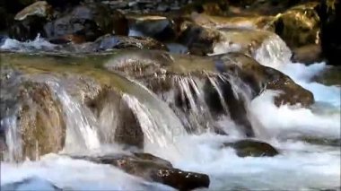 küçük şelale. Rusya, Krasnodar bölgesi, Khostinsky bölgesi üst Khosty nehir ulaşır. Kanyon Beyaz kayalıklar, Navalishinsky vadide bulunan