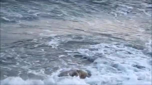 A tenger hullámai a partra ellen verte. A Fekete-tenger, a város Khosta, Oroszország, 2017 — Stock videók