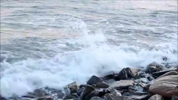 Las olas del mar están golpeando contra la orilla. El Mar Negro, la ciudad de Khosta, Rusia, 2017 — Vídeo de stock