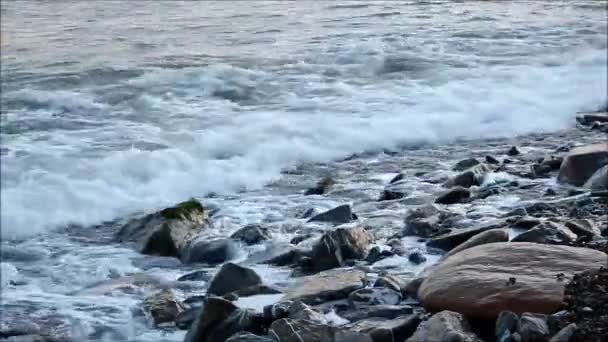 Las olas del mar están golpeando contra la orilla. El Mar Negro, la ciudad de Khosta, Rusia, 2017 — Vídeos de Stock