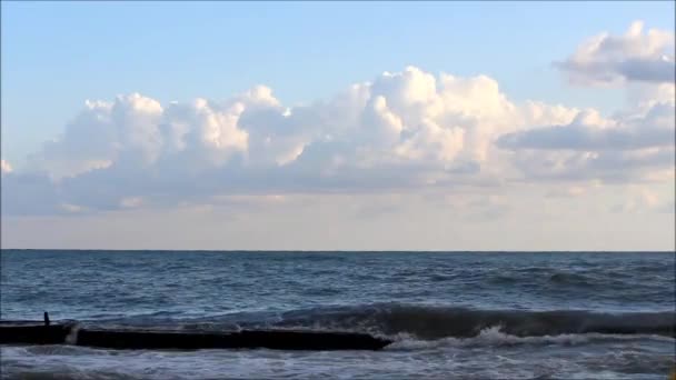 Les vagues de la mer battent contre la structure côtière de protection pour leur remboursement dans la tempête. La mer Noire, la ville de Khosta, Russie, 2017 — Video