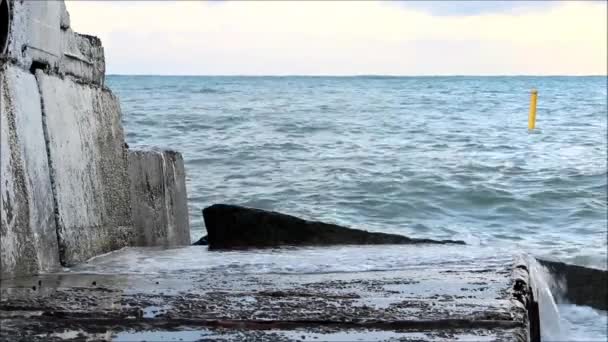 Le onde del mare stanno battendo contro il molo di cemento. Il Mar Nero, la città di Khosta, Russia, 2017 — Video Stock
