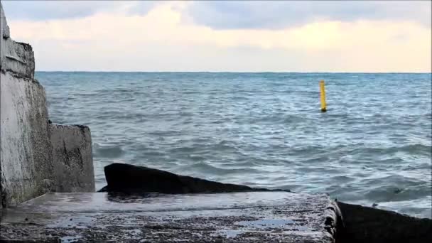 Les vagues battent contre une jetée en béton. La mer Noire, la ville de Khosta, Russie, 2017 — Video