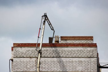 bir tuğla beton karışım dökülür zaman bina inşaat altında çözüm.