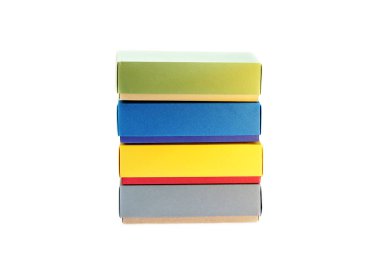 Kaç renkli kağıt kutu renkli karton ambalaj için bağları ve diğer hediyeler beyaz bir arka plan üzerinde yay. El yapımı.