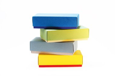 Kaç renkli kağıt kutu renkli karton ambalaj için bağları ve diğer hediyeler beyaz bir arka plan üzerinde yay. El yapımı.