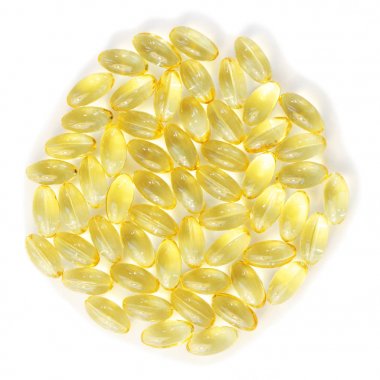 Beyaz arka planda morina ciğeri yağı omega 3 jel kapsülleri